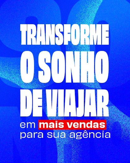 Casal viajando, destino em foco